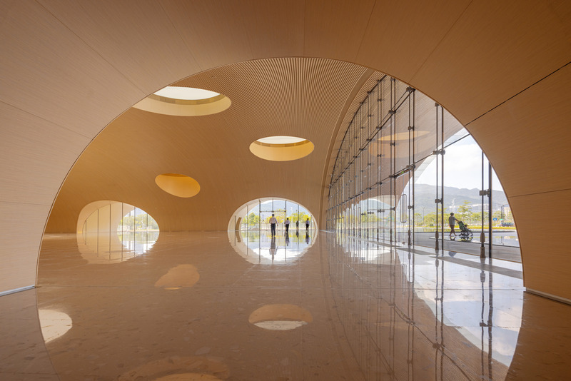Press kit | 5204-03 - Press release | Hengqin Culture & Art Complex: A Beacon of Growth and a Bastion of Arts and Culture - Yunchao Xu/Atelier Apeiron - Commercial Architecture - Walking into the art hall  - Photo credit:  Schran Image 