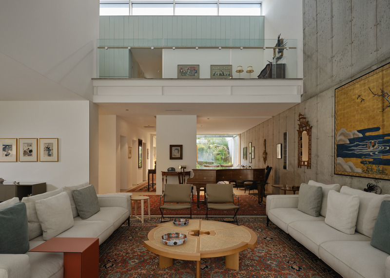Dossier de presse | 7679-01 - Communiqué de presse | La maison passive West Don Ravine : la progression naturelle de Poiesis Architecture vers la conception passive - Poiesis Architecture - Architecture résidentielle - Salon avec perspective sur l’entrée et la rue - Crédit photo : Doublespace Photography