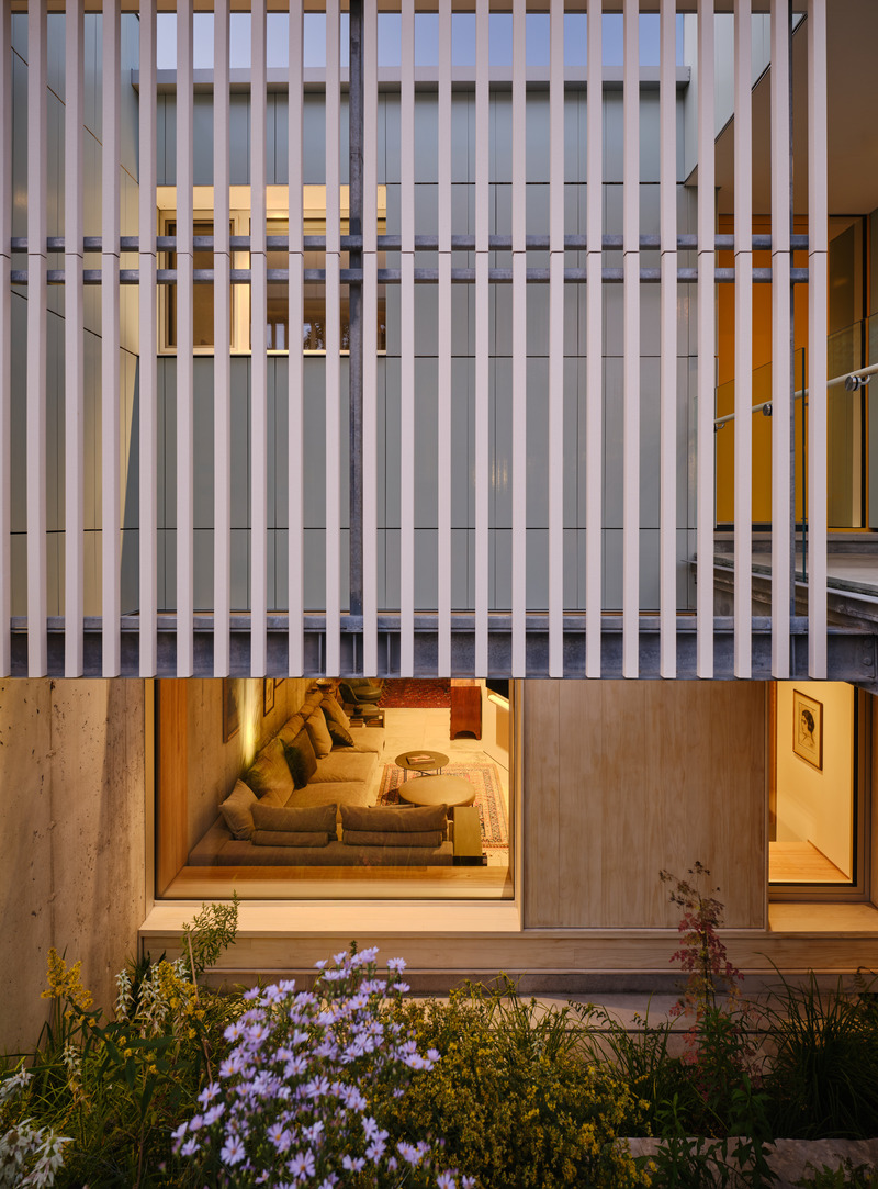 Dossier de presse | 7679-01 - Communiqué de presse | La maison passive West Don Ravine : la progression naturelle de Poiesis Architecture vers la conception passive - Poiesis Architecture - Architecture résidentielle - Jardin en contrebas de nuit - Crédit photo : Doublespace Photography