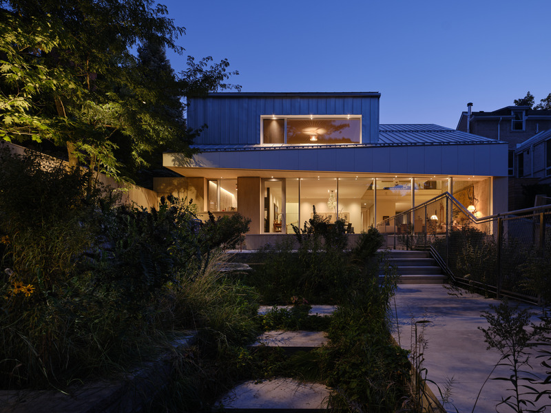 Dossier de presse | 7679-01 - Communiqué de presse | La maison passive West Don Ravine : la progression naturelle de Poiesis Architecture vers la conception passive - Poiesis Architecture - Architecture résidentielle - Sortie vers le ravin de nuit - Crédit photo : Doublespace Photography
