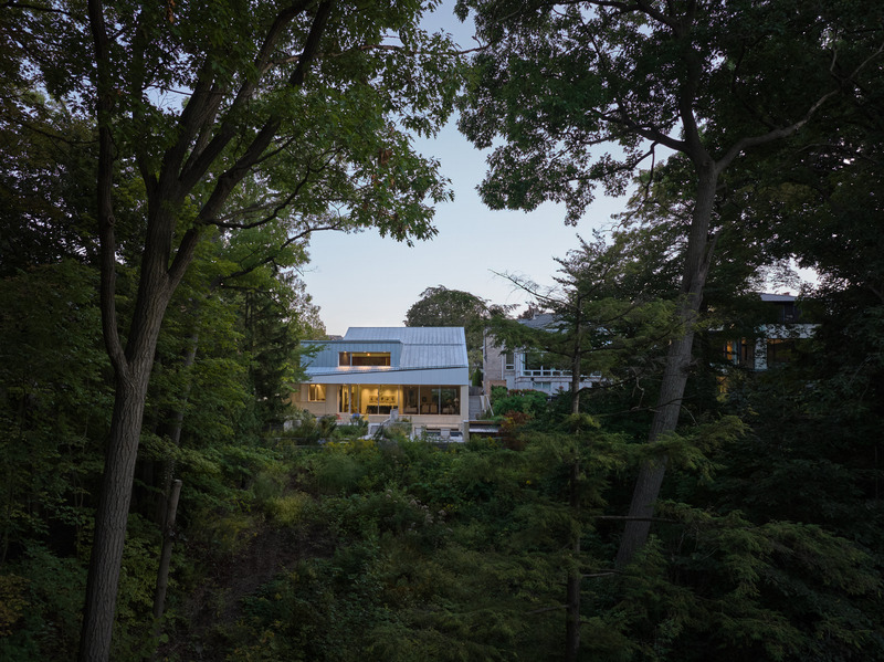 Dossier de presse | 7679-01 - Communiqué de presse | La maison passive West Don Ravine : la progression naturelle de Poiesis Architecture vers la conception passive - Poiesis Architecture - Architecture résidentielle - Perspective sur la maison depuis le ravin - Crédit photo : Doublespace Photography