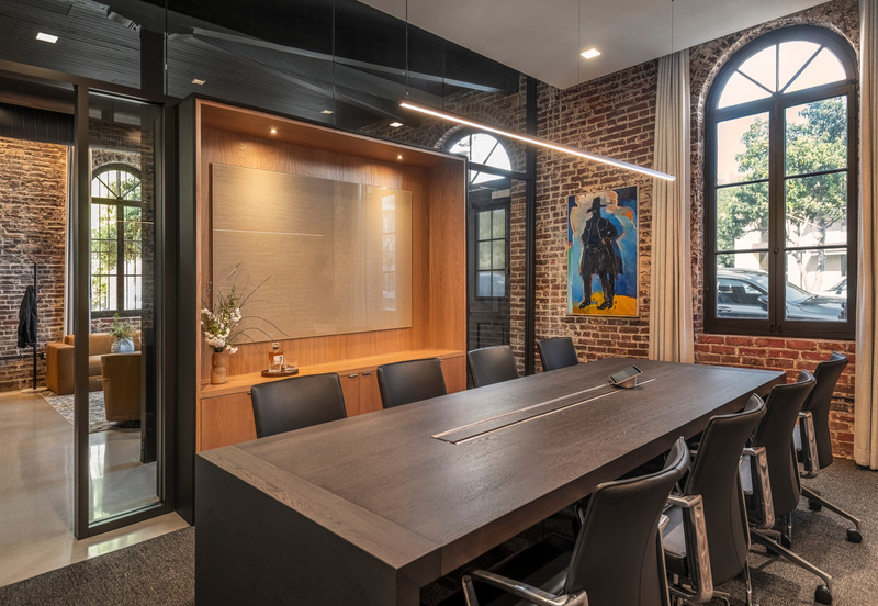 Dossier de presse | 6576-04 - Communiqué de presse | Hayes Group Architects Honored for Its Modern Projects in Silicon Valley - Hayes Group Architects - Architecture commerciale -    <p class="">726 Main Street:  Situated in an 1859 landmark building in the heart of downtown Redwood City, this office for a prominent commercial developer serves as a place for operating his business—focused on projects in the community—and for hosting events which bring together industry professionals for sharing ideas, making deals and meeting others. </p>    - Crédit photo : Patrik Argast