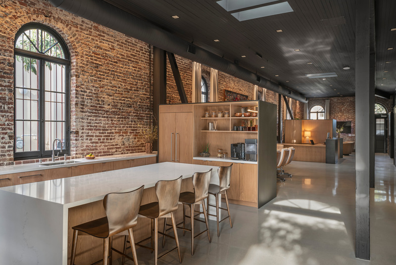 Dossier de presse | 6576-04 - Communiqué de presse | Hayes Group Architects Honored for Its Modern Projects in Silicon Valley - Hayes Group Architects - Architecture commerciale -    <p class="">726 Main Street:  Natural lighting was important, so the existing windows and skylights flood the lounge and open areas with daylight, and the internal offices borrow the light through their floor to ceiling glass walls. During the day artificial lights are optional. </p>    - Crédit photo : Patrik Argast