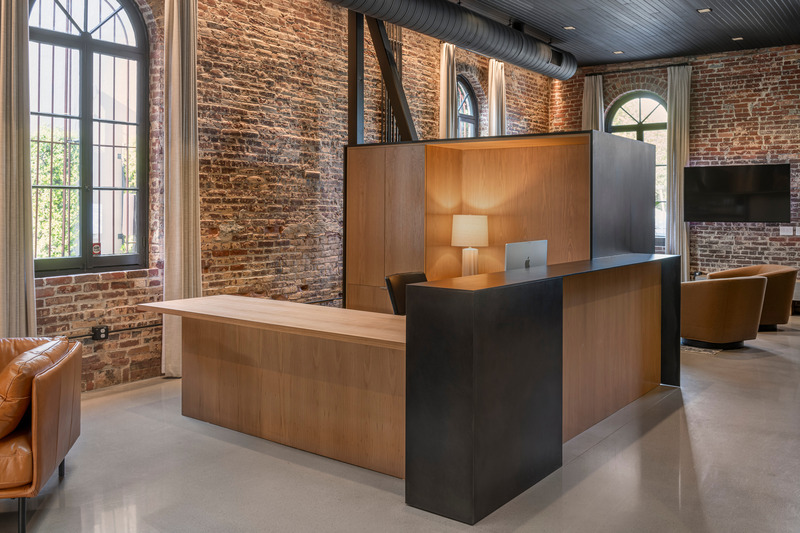 Dossier de presse | 6576-04 - Communiqué de presse | Hayes Group Architects Honored for Its Modern Projects in Silicon Valley - Hayes Group Architects - Architecture commerciale -     <p class="">726 Main Street: Massive brick walls were left exposed, revealing centuries of patina of past use as a hardware store, a bank and a laundry. The existing redwood ceiling was repaired and refinished, and the floor was replaced with polished concrete. </p>     - Crédit photo : Patrik Argast