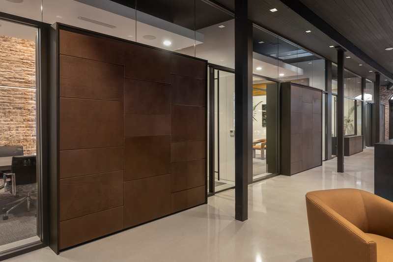Dossier de presse | 6576-04 - Communiqué de presse | Hayes Group Architects Honored for Its Modern Projects in Silicon Valley - Hayes Group Architects - Architecture commerciale -   <p class="">726 Main Street: The plan is divided in two along the length of the building by a steel and leather-wrapped casework wall.  Frameless glass permits light to pass freely between the acoustically private offices and conference room occupying one half and the lounge-like open space occupying the other.</p><p class="" style=""><br style=""></p><p class=""> </p>   - Crédit photo : Patrik Argast