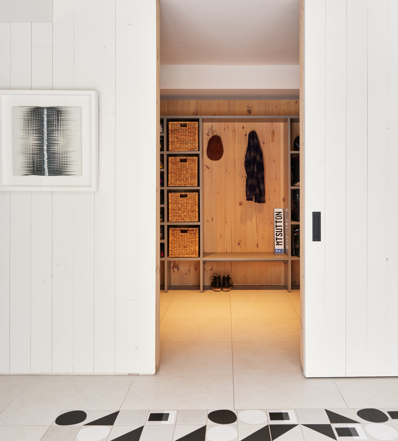 Dossier de presse | 7341-02 - Communiqué de presse | La Maison des Frênes - La Nony FAMILI - Architecture résidentielle - Entrée principale et mudroom - Crédit photo : Ulysse lemerise Bouchard - OSA images