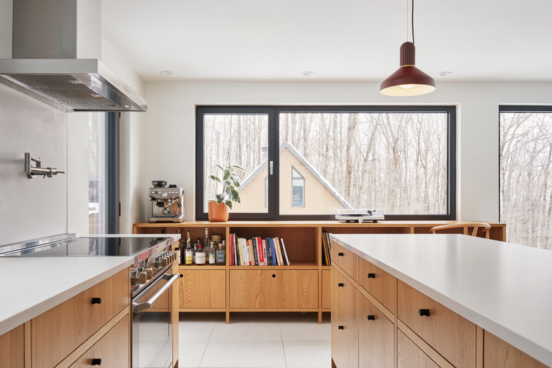 Dossier de presse | 7341-02 - Communiqué de presse | La Maison des Frênes - La Nony FAMILI - Architecture résidentielle - Cuisine - Crédit photo : Ulysse lemerise Bouchard - OSA images