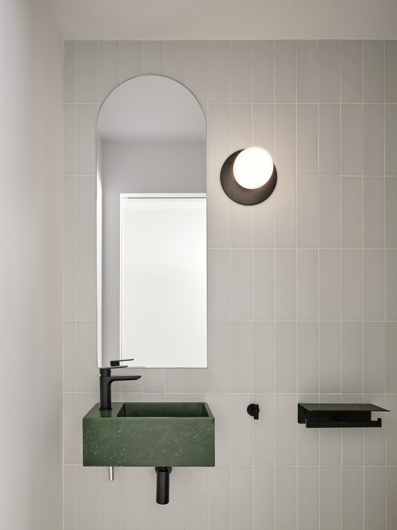 Dossier de presse | 7341-02 - Communiqué de presse | La Maison des Frênes - La Nony FAMILI - Architecture résidentielle - Salle d'eau - Crédit photo : Ulysse lemerise Bouchard - OSA images