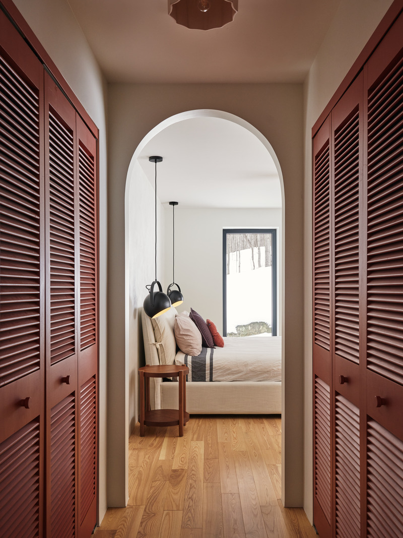 Dossier de presse | 7341-02 - Communiqué de presse | La Maison des Frênes - La Nony FAMILI - Architecture résidentielle - Chambre des maîtres - Crédit photo : Ulysse lemerise Bouchard - OSA images