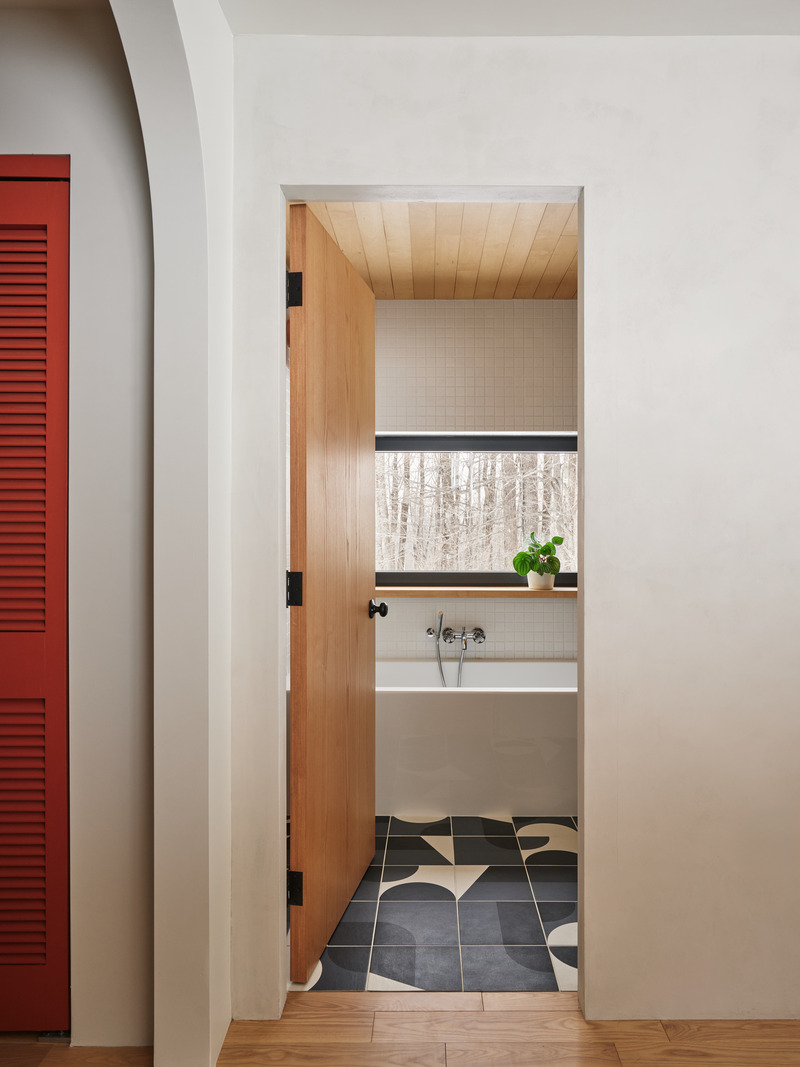 Dossier de presse | 7341-02 - Communiqué de presse | La Maison des Frênes - La Nony FAMILI - Architecture résidentielle - Salle de bain des maîtres - Crédit photo : Ulysse lemerise Bouchard - OSA images