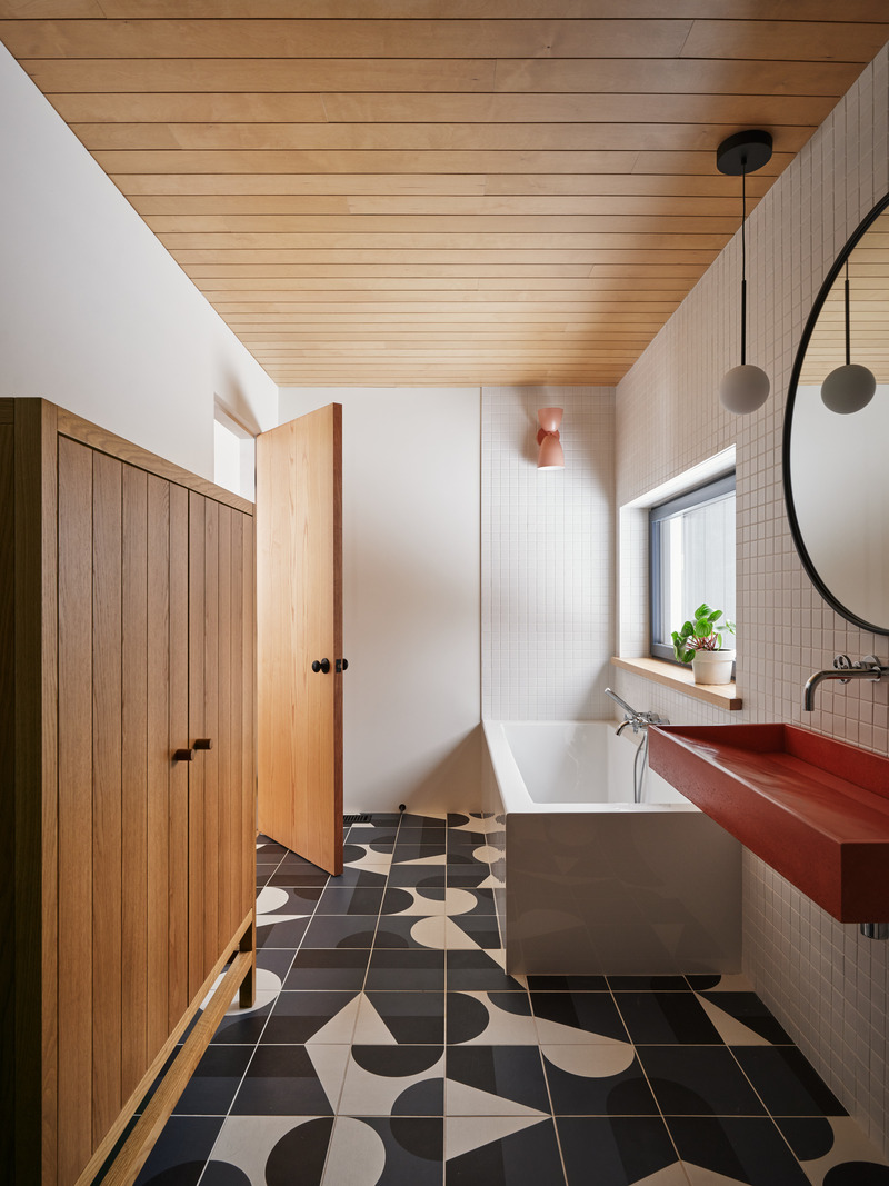 Dossier de presse | 7341-02 - Communiqué de presse | La Maison des Frênes - La Nony FAMILI - Architecture résidentielle - Salle de bain des maîtres - Crédit photo : Ulysse lemerise Bouchard - OSA images