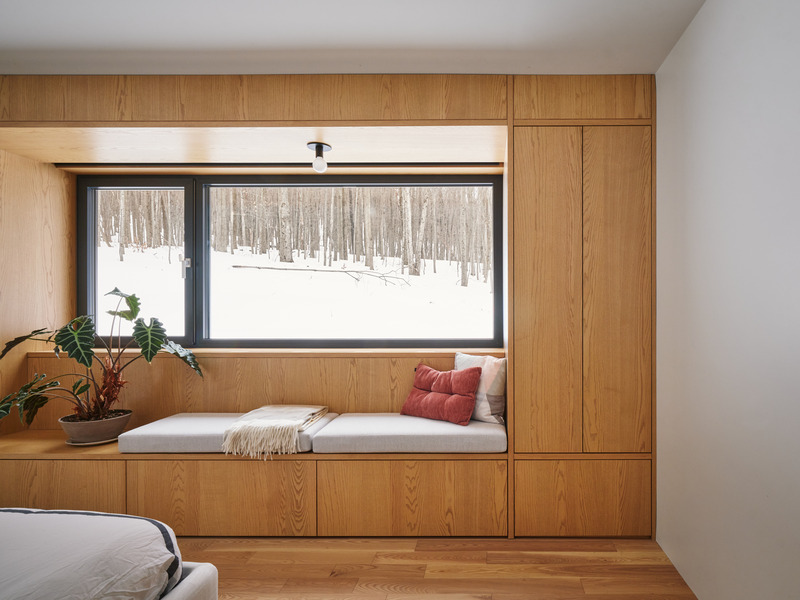 Dossier de presse | 7341-02 - Communiqué de presse | La Maison des Frênes - La Nony FAMILI - Architecture résidentielle - Chambre des maîtres - Crédit photo : Ulysse lemerise Bouchard - OSA images