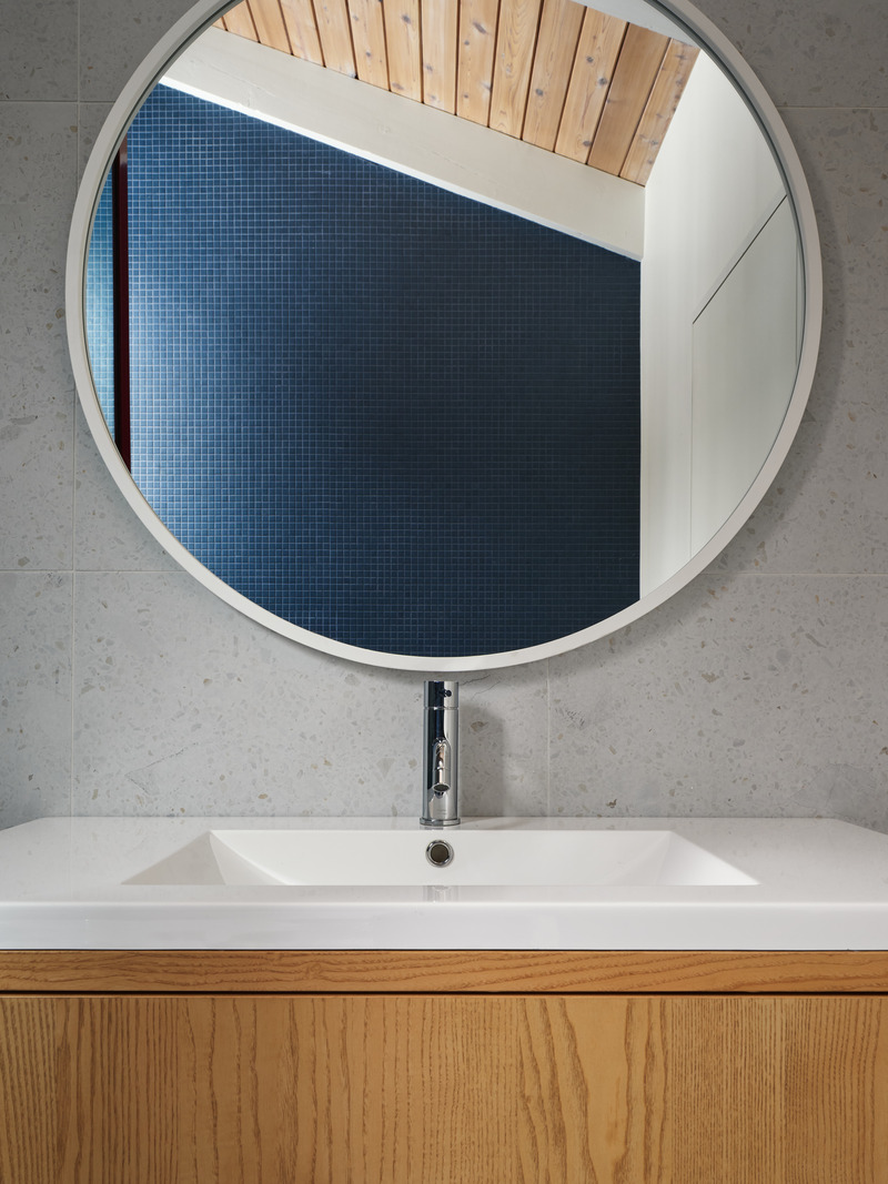 Dossier de presse | 7341-02 - Communiqué de presse | La Maison des Frênes - La Nony FAMILI - Architecture résidentielle - Salle de bain - Crédit photo : Ulysse lemerise Bouchard - OSA images