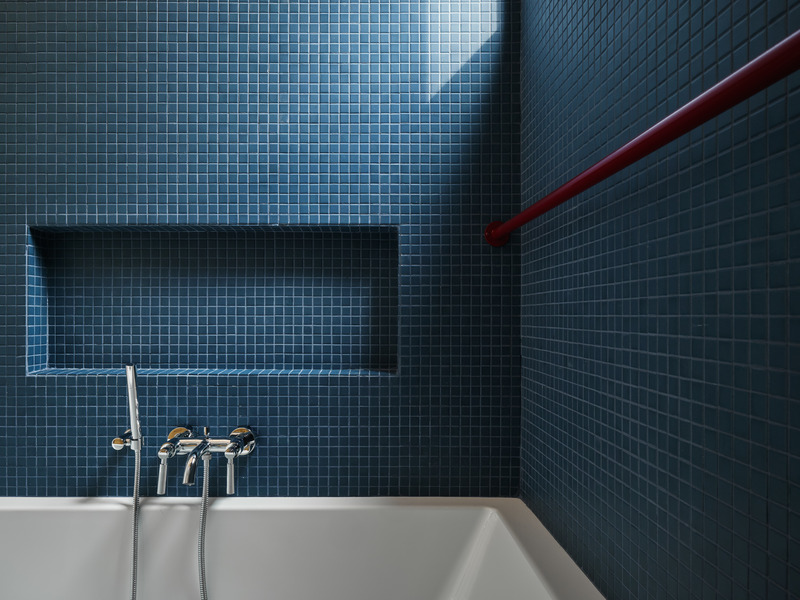 Dossier de presse | 7341-02 - Communiqué de presse | La Maison des Frênes - La Nony FAMILI - Architecture résidentielle - Salle de bain - Crédit photo : Ulysse lemerise Bouchard - OSA images