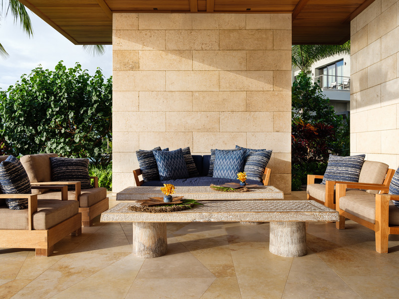 Dossier de presse | 2757-48 - Communiqué de presse | Three Hawaiian Residences By Philpotts Interiors Elevate Island Living - Philpotts Interiors - Design d’intérieur résidentiel -  Coral House: A covered lanai bridges the pool and interior living, dining and kitchen spaces.<span></span>  - Crédit photo :   Travis Rowan  