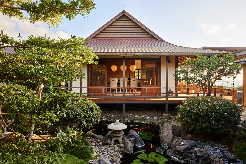Dossier de presse | 2757-48 - Communiqué de presse | Three Hawaiian Residences By Philpotts Interiors Elevate Island Living - Philpotts Interiors - Design d’intérieur résidentiel - Pedicini: The home's central courtyard features a koi pond, surrounded by vintage Japanese decorative lighting and antiques. - Crédit photo : Nicole Franzen