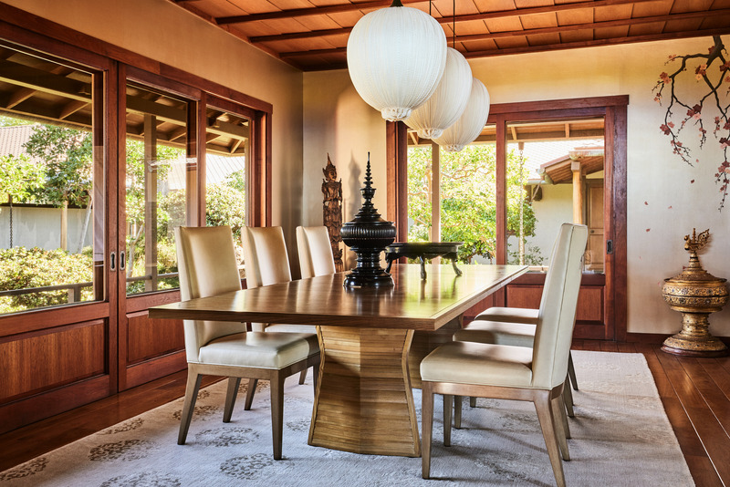 Dossier de presse | 2757-48 - Communiqué de presse | Three Hawaiian Residences By Philpotts Interiors Elevate Island Living - Philpotts Interiors - Design d’intérieur résidentiel -   Mauna Kea Muse: Teak, harvested from old growth forests, was used generously throughout the house for ceilings, flooring, windows and shutters, and the lanais.   - Crédit photo : Nicole Franzen