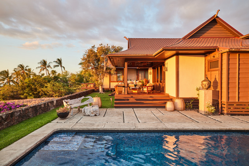 Dossier de presse | 2757-48 - Communiqué de presse | Three Hawaiian Residences By Philpotts Interiors Elevate Island Living - Philpotts Interiors - Design d’intérieur résidentiel -  Pedicini: By living in the house for a year, the homeowners developed a deeper appreciation for its original design and a reluctance to change exterior features.  - Crédit photo :  Nicole Franzen 