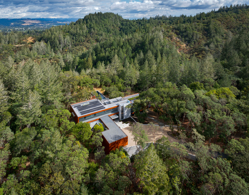Press kit | 2757-49 - Press release | Swatt + Partners Defines California Modern Luxury - Swatt + Partners - Residential Architecture -  <p class="">In Northern California, a ridge-top parcel filled with native trees like Pacific Madrone and California Bay Laurel provides the setting for Whispering Stones — a modern, wine country estate by Swatt + Partners.</p>  - Photo credit: Tim Griffith
