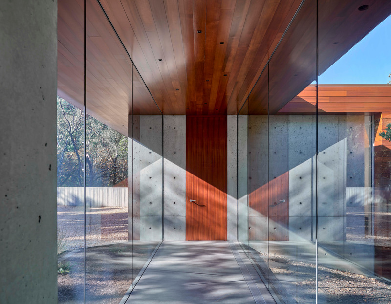 Press kit | 2757-49 - Press release | Swatt + Partners Defines California Modern Luxury - Swatt + Partners - Residential Architecture - <p class="">Precise, rectilinear geometry in bold horizontal strokes is a sharp contrast to the undulating and native landscape.</p> - Photo credit: Tim Griffith