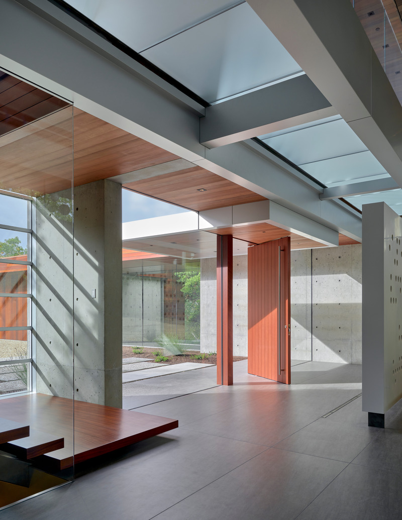 Press kit | 2757-49 - Press release | Swatt + Partners Defines California Modern Luxury - Swatt + Partners - Residential Architecture - <p class="">The entrance to Whispering Stones features a glass bridge, centered in the linear arrangement of spaces.</p> - Photo credit: Tim Griffith