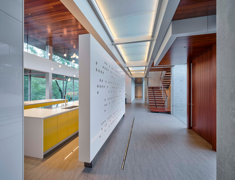 Press kit | 2757-49 - Press release | Swatt + Partners Defines California Modern Luxury - Swatt + Partners - Residential Architecture - <p class="">The glass bridge and Braille wall compress the volume between the entrance and the double-height living area and kitchen.</p> - Photo credit: Tim Griffith
