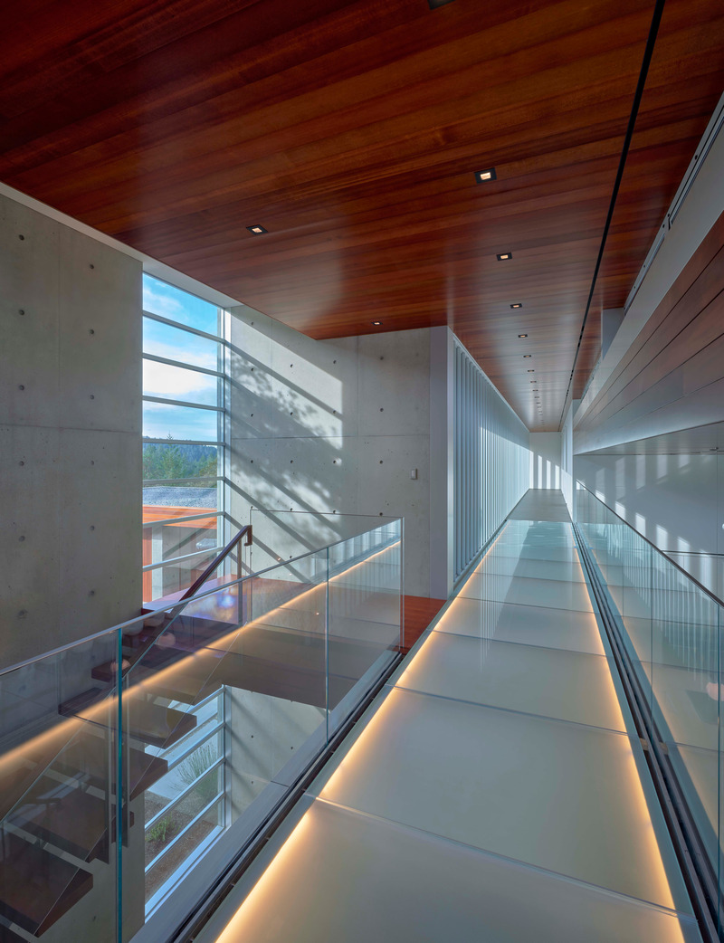 Press kit | 2757-49 - Press release | Swatt + Partners Defines California Modern Luxury - Swatt + Partners - Residential Architecture - <p class="">The glass bridge above the entrance is accessed from the main level through a stair tower.</p> - Photo credit: Tim Griffith