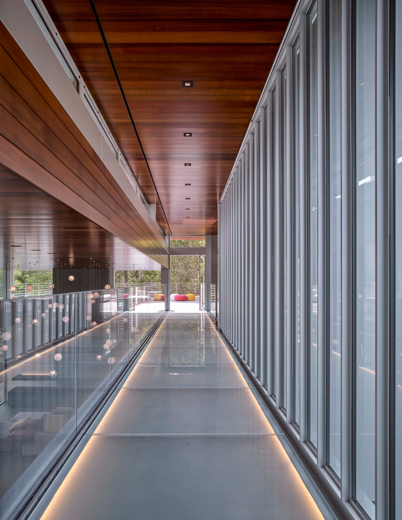 Press kit | 2757-49 - Press release | Swatt + Partners Defines California Modern Luxury - Swatt + Partners - Residential Architecture -  <p class="">Flanked by a glass wall on one side and view of the main level on the other, the 40 foot long glass bridge connects the bedrooms to the roof terrace.</p>    - Photo credit: Tim Griffith