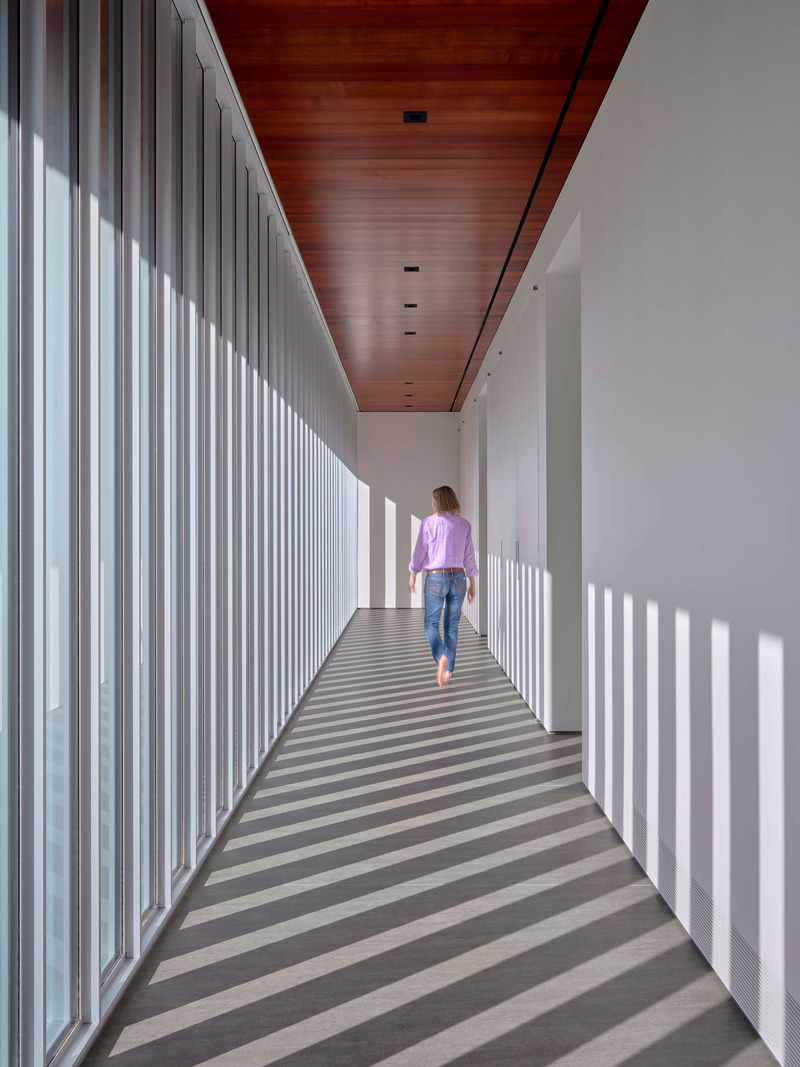 Press kit | 2757-49 - Press release | Swatt + Partners Defines California Modern Luxury - Swatt + Partners - Residential Architecture -  <p class="" style="">In the hallway leading to two guest bedrooms, a sun-cast geometric pattern echoes the architecture. <br style=""></p>  - Photo credit: Tim Griffith