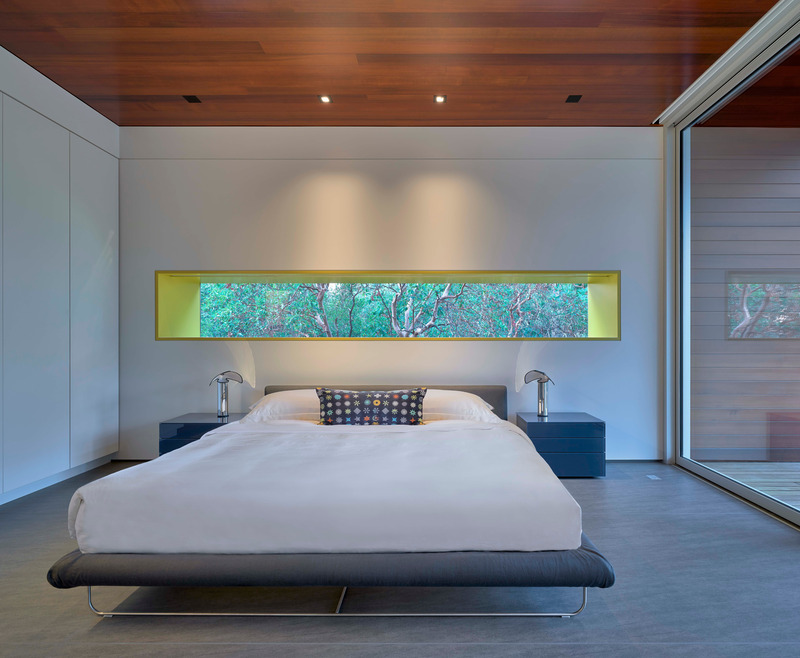 Press kit | 2757-49 - Press release | Swatt + Partners Defines California Modern Luxury - Swatt + Partners - Residential Architecture - <p class="">In one of three bedrooms, a horizontal window offers a teaser view of the natural surroundings.</p> - Photo credit: Tim Griffith
