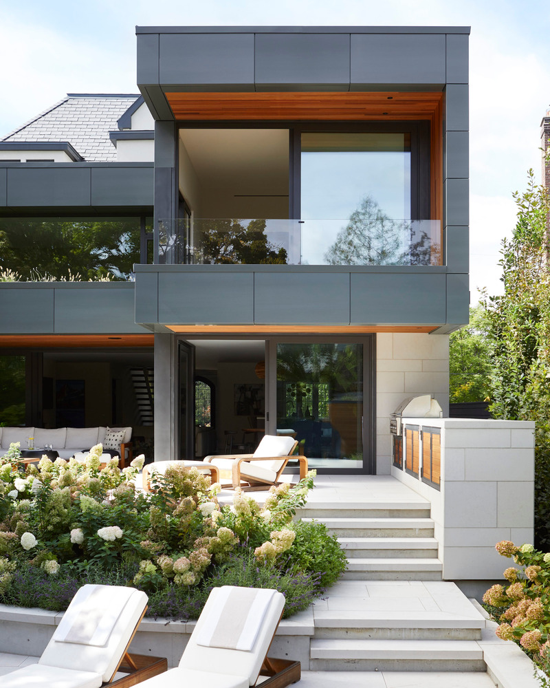 Dossier de presse | 7664-01 - Communiqué de presse | Forest Hill House: Where Century-Old Charm Meets West Coast Sustainability - Dewson Architects - Architecture résidentielle - Expansive triple-glazed glass doors connect the interior to the lush garden, allowing natural light to flood the space and offering an uninterrupted connection to the outdoors. These energy-efficient windows enhance insulation, reduce energy consumption, and contribute to a comfortable indoor environment year-round - Crédit photo : Valerie Wilcox Photography