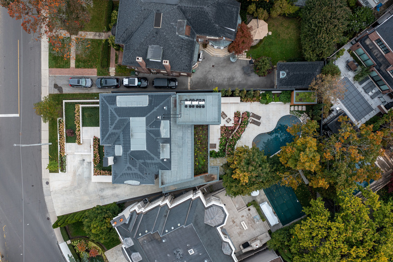 Dossier de presse | 7664-01 - Communiqué de presse | Forest Hill House: Where Century-Old Charm Meets West Coast Sustainability - Dewson Architects - Architecture résidentielle -  <p class="">A bird's-eye view of the property.</p>  - Crédit photo : Civil Drone Photography