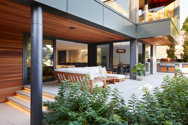 Dossier de presse | 7664-01 - Communiqué de presse | Forest Hill House: Where Century-Old Charm Meets West Coast Sustainability - Dewson Architects - Architecture résidentielle - <p class="">Covered from the elements while remaining open to the surrounding environment. The design allows for the family room to expand outdoors. </p> - Crédit photo : Valerie Wilcox Photography