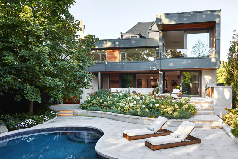 Dossier de presse | 7664-01 - Communiqué de presse | Forest Hill House: Where Century-Old Charm Meets West Coast Sustainability - Dewson Architects - Architecture résidentielle - <p class="">Rear yard showcases a stunning contemporary addition that effortlessly merges with indoor and outdoor living. Delivering a West Coast aesthetic that reflects the client’s vision. </p> - Crédit photo : Valerie Wilcox Photography