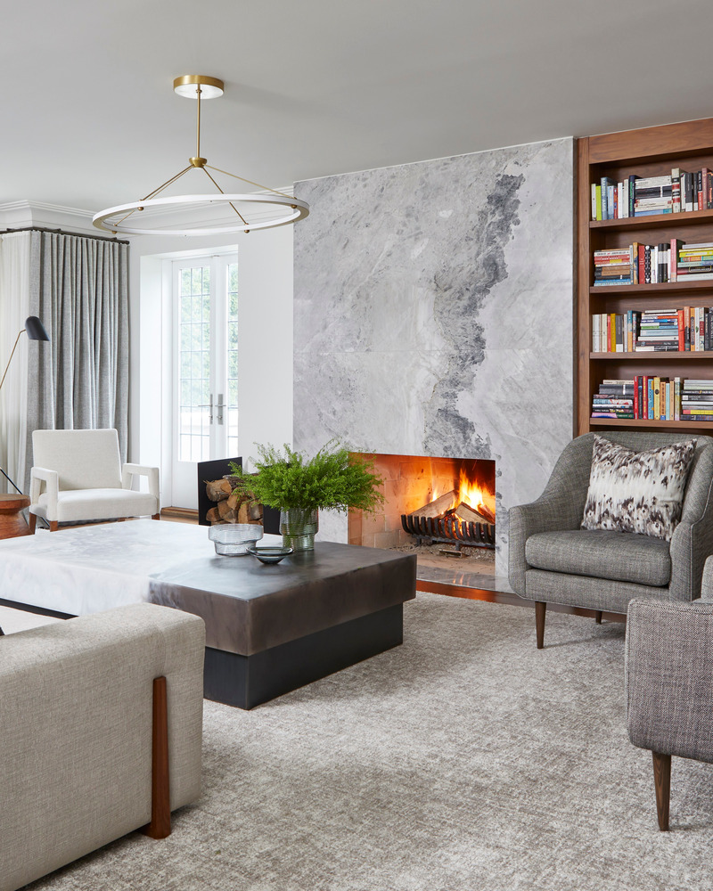 Dossier de presse | 7664-01 - Communiqué de presse | Forest Hill House: Where Century-Old Charm Meets West Coast Sustainability - Dewson Architects - Architecture résidentielle - <p class="">Living room centered around a stunning fireplace that creates a warm and inviting focal point.</p> - Crédit photo : Valerie Wilcox Photography