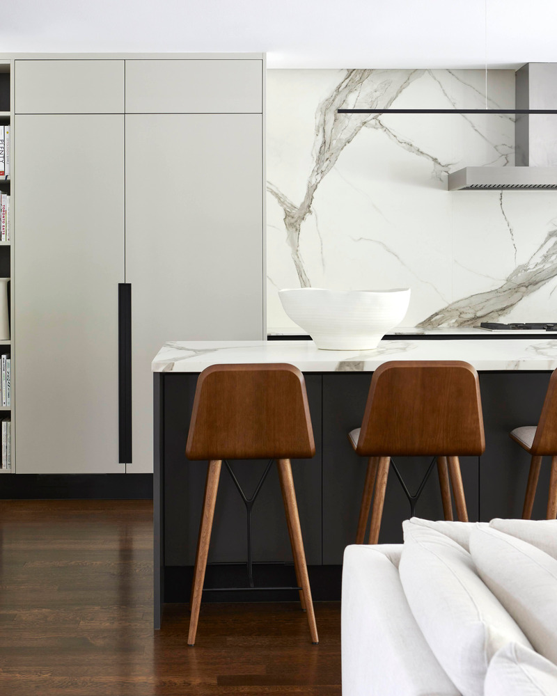 Dossier de presse | 7664-01 - Communiqué de presse | Forest Hill House: Where Century-Old Charm Meets West Coast Sustainability - Dewson Architects - Architecture résidentielle - <p class="">Contemporary with earthy design aesthetic for the kitchen island and backsplash. </p>  - Crédit photo : Valerie Wilcox Photography
