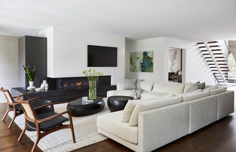 Dossier de presse | 7664-01 - Communiqué de presse | Forest Hill House: Where Century-Old Charm Meets West Coast Sustainability - Dewson Architects - Architecture résidentielle - Family room off the main entrance. - Crédit photo : Valerie Wilcox Photography
