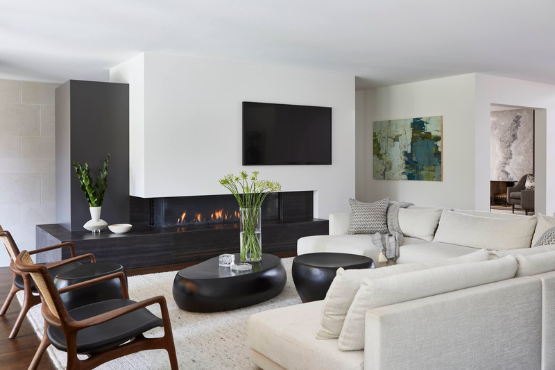 Dossier de presse | 7664-01 - Communiqué de presse | Forest Hill House: Where Century-Old Charm Meets West Coast Sustainability - Dewson Architects - Architecture résidentielle - Family room off the main entrance. - Crédit photo : Valerie Wilcox Photography
