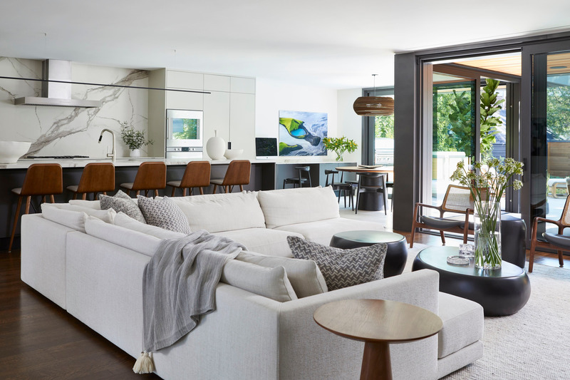 Dossier de presse | 7664-01 - Communiqué de presse | Forest Hill House: Where Century-Old Charm Meets West Coast Sustainability - Dewson Architects - Architecture résidentielle - Open-concept family room and kitchen seamlessly connect to the outdoors through a sliding door wall, expanding the space onto the deck and rear garden. - Crédit photo : Valerie Wilcox Photography