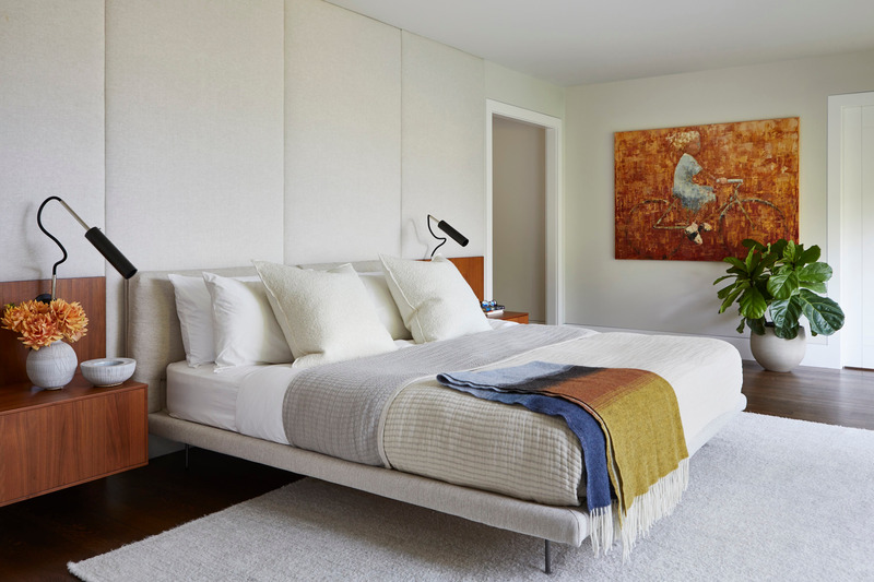 Dossier de presse | 7664-01 - Communiqué de presse | Forest Hill House: Where Century-Old Charm Meets West Coast Sustainability - Dewson Architects - Architecture résidentielle - Master bedroom with a fabric panel feature wall. - Crédit photo : Valerie Wilcox Photography