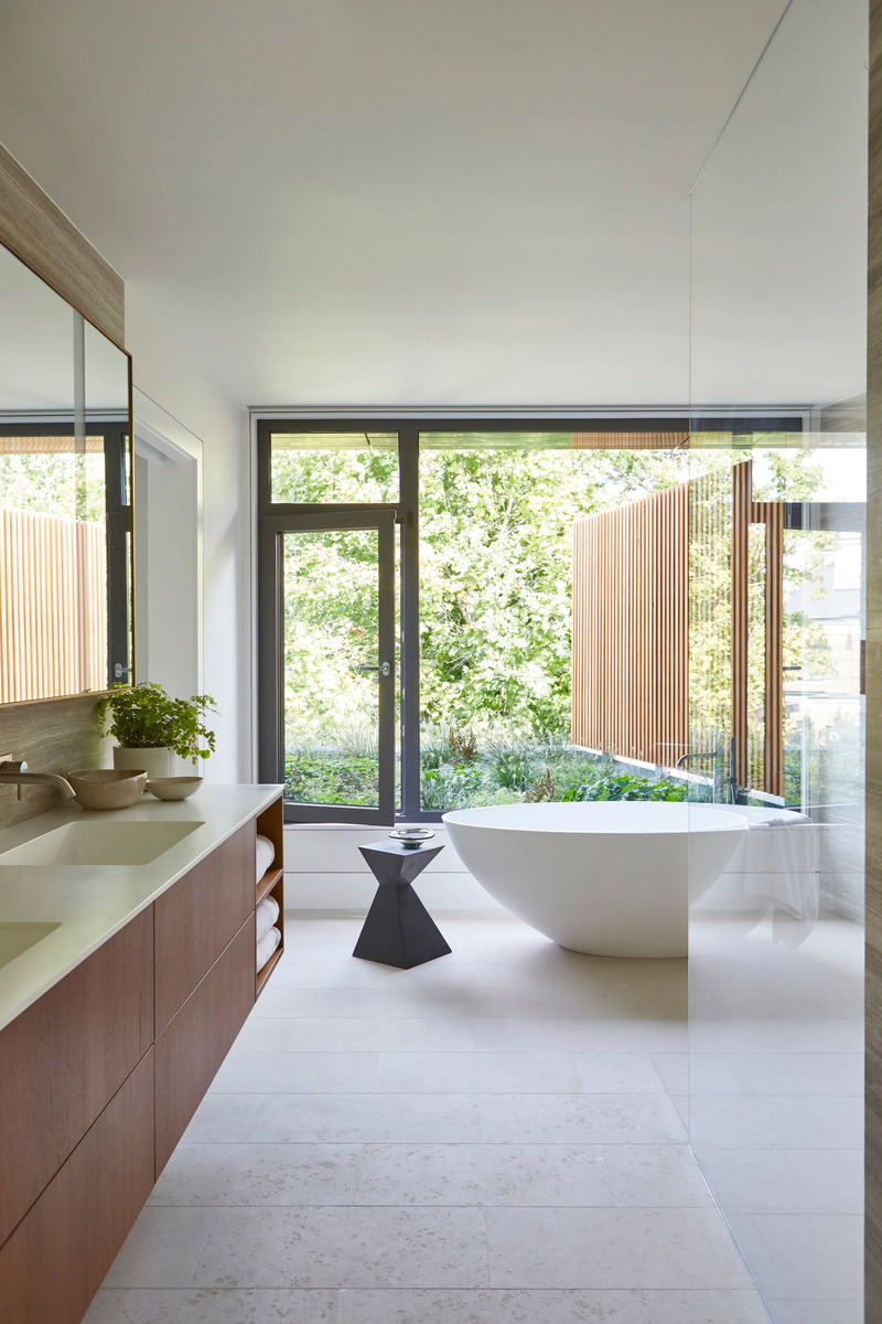 Dossier de presse | 7664-01 - Communiqué de presse | Forest Hill House: Where Century-Old Charm Meets West Coast Sustainability - Dewson Architects - Architecture résidentielle - <p class="">Ensuite bathroom offers a serene, spa-like retreat with a view of the green roof. </p> - Crédit photo : Valerie Wilcox Photography