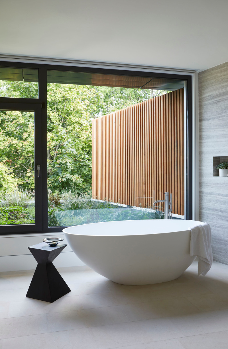 Dossier de presse | 7664-01 - Communiqué de presse | Forest Hill House: Where Century-Old Charm Meets West Coast Sustainability - Dewson Architects - Architecture résidentielle - Close-up of a freestanding bath with a garden view. - Crédit photo : Valerie Wilcox Photography