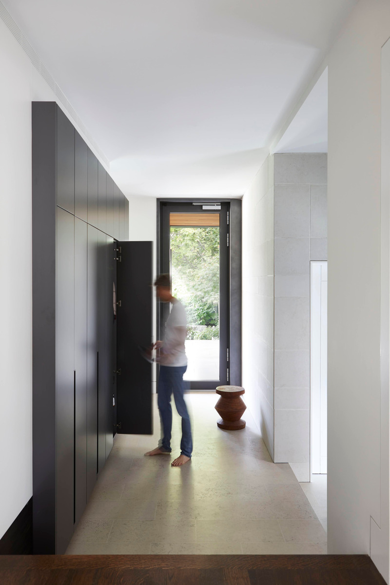 Dossier de presse | 7664-01 - Communiqué de presse | Forest Hill House: Where Century-Old Charm Meets West Coast Sustainability - Dewson Architects - Architecture résidentielle - Mudroom hallway looking at the rear yard garden. Side garage entrance is to the right. The radiant heated floors throughout the main level ensure year-round comfort.  - Crédit photo : Valerie Wilcox Photography