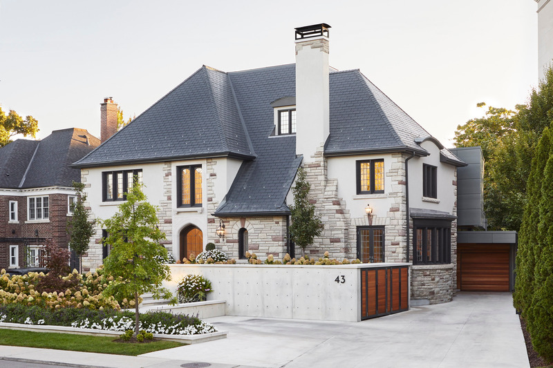 Dossier de presse | 7664-01 - Communiqué de presse | Forest Hill House: Where Century-Old Charm Meets West Coast Sustainability - Dewson Architects - Architecture résidentielle - Side driveway and garage to optimize space and allow for a rear yard extension. - Crédit photo : Valerie Wilcox Photography