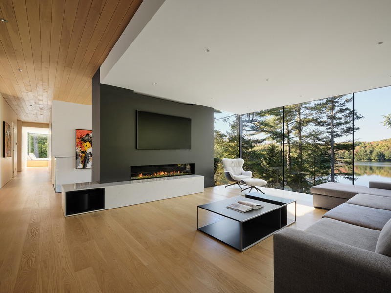 Dossier de presse | 7627-01 - Communiqué de presse | Entre lac et forêt - LOCUS architecture+design - Architecture résidentielle - Crédit photo : Maxime Brouillet
