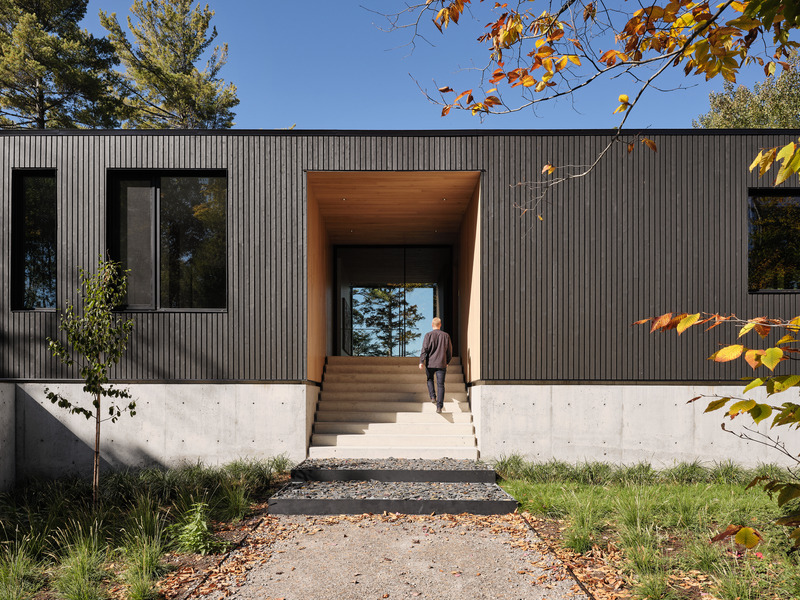 Dossier de presse | 7627-01 - Communiqué de presse | Entre lac et forêt - LOCUS architecture+design - Architecture résidentielle - Crédit photo : Maxime Brouillet