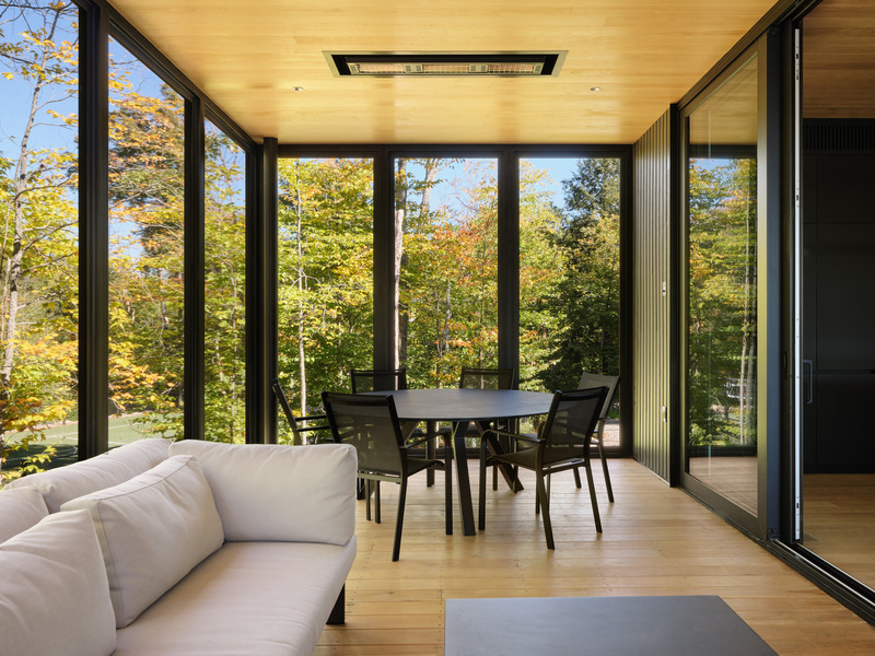Dossier de presse | 7627-01 - Communiqué de presse | Entre lac et forêt - LOCUS architecture+design - Architecture résidentielle - Crédit photo : Maxime Brouillet