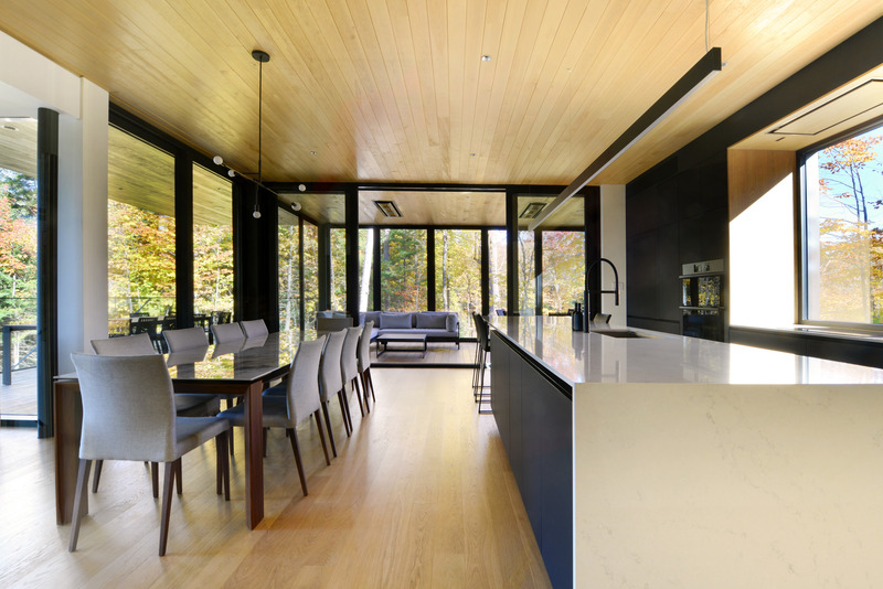 Dossier de presse | 7627-01 - Communiqué de presse | Entre lac et forêt - LOCUS architecture+design - Architecture résidentielle - Crédit photo :  Yousef Farasat 