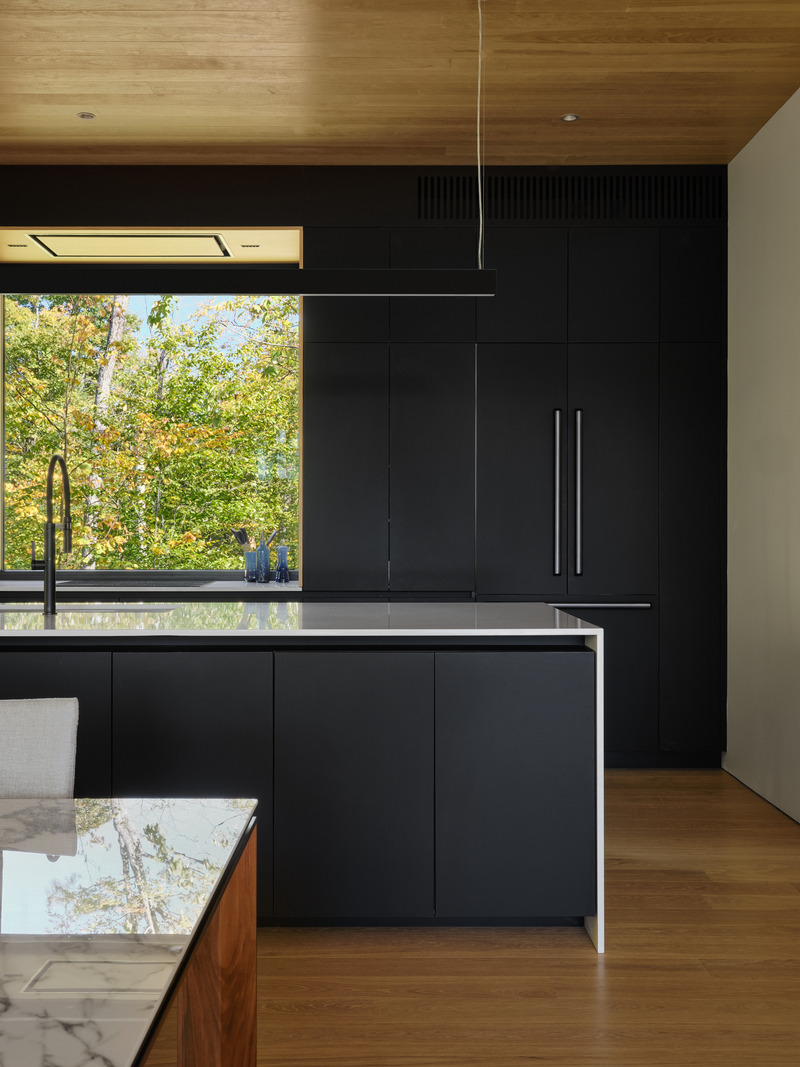 Dossier de presse | 7627-01 - Communiqué de presse | Entre lac et forêt - LOCUS architecture+design - Architecture résidentielle - Crédit photo : Maxime Brouillet