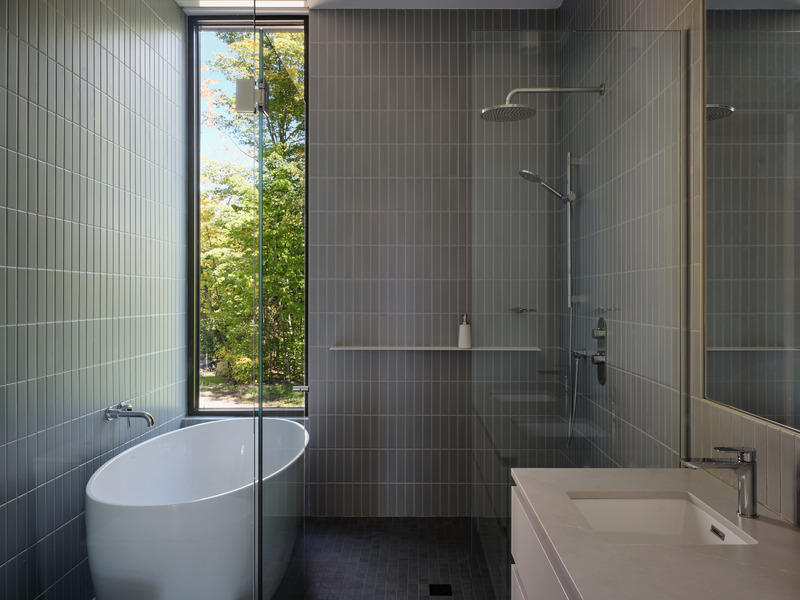 Dossier de presse | 7627-01 - Communiqué de presse | Entre lac et forêt - LOCUS architecture+design - Architecture résidentielle - Crédit photo : Maxime Brouillet